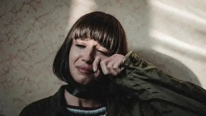 chica adolescente llorando por abandono familiar