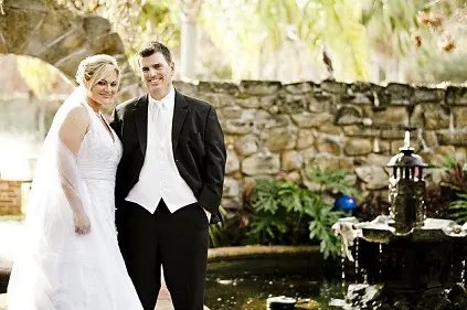 pareja de novios junto a fuente