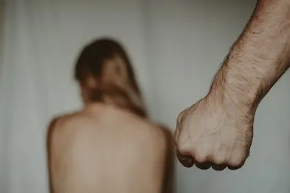 mujer maltratada por puño