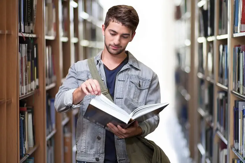 universitario en biblioteca