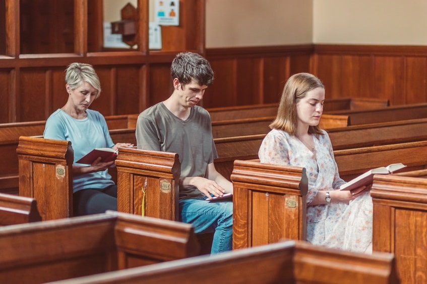 personas sentadas en sala de juicio