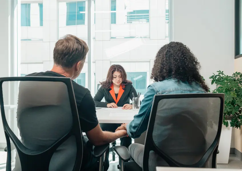 abogada informando a sus clientes sobre la tutela efectiva