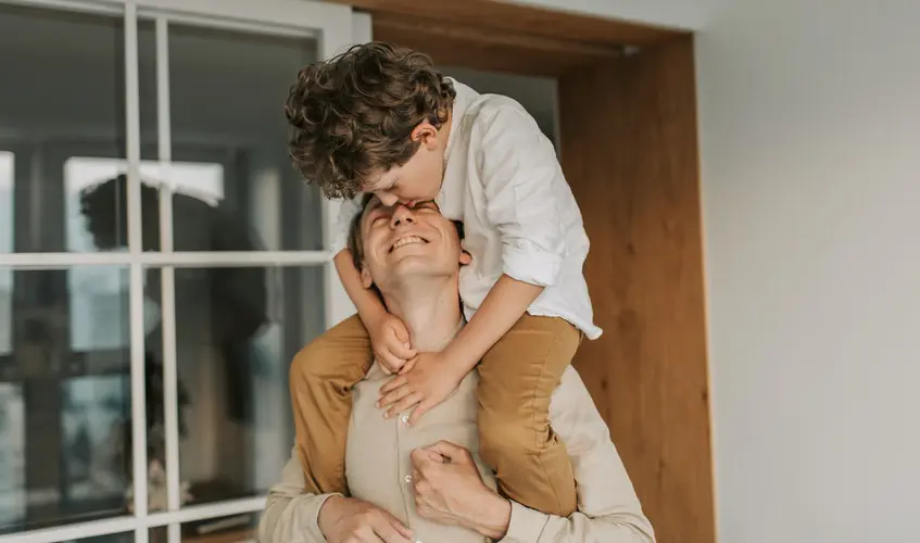 padre con su hijo tras ganar reclamación de paternidad